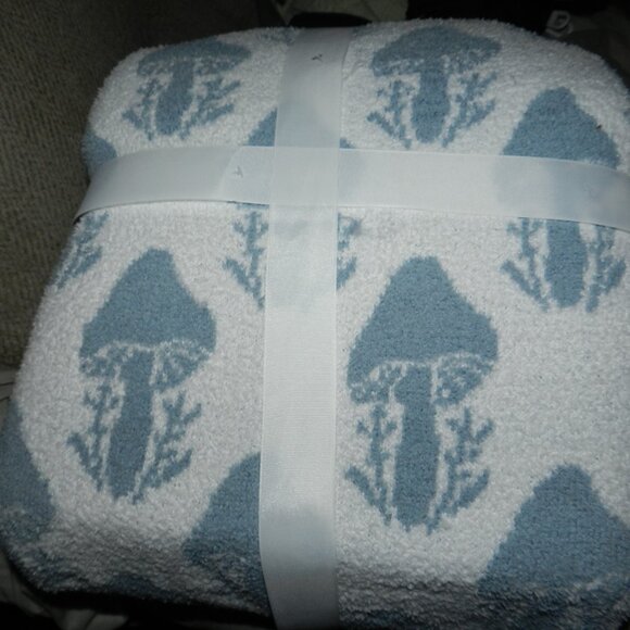 Mushrooms Soft & Cozy Feather Yard Oversized Throw 90" X 90" 🆕📦⌚🏃🏻💨⚡🚚 - Picture 6 of 13